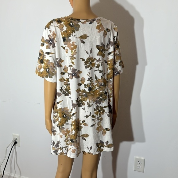 Women’s Set of Two V-Neck Short Sleeve Shirts - XL - Picture 4 of 12